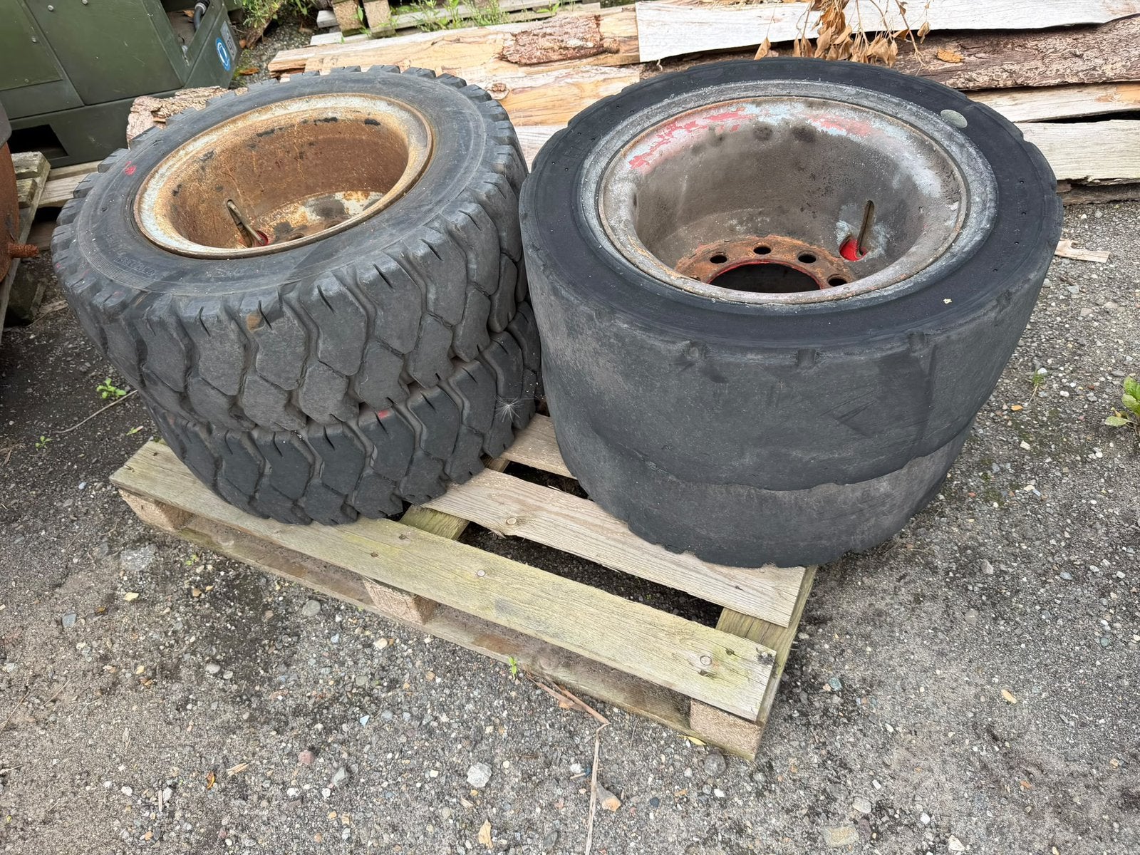 4 Heftruck banden 250x15 2X vol rubber 250-15 linde H40, Zakelijke goederen, Agrarisch | Onderdelen | Banden, Velgen en Assen