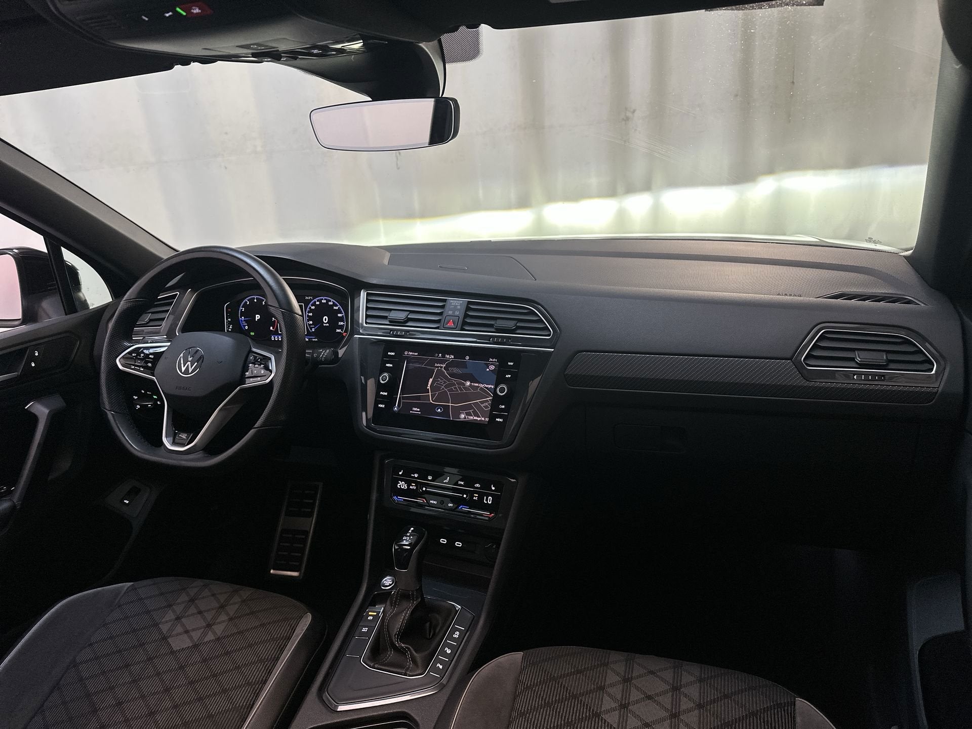 Volkswagen Tiguan 1.5 TSI 150pk DSG R-Line Business Panorama, 15 km/l, 4 cilinders, Alcantara, Origineel Nederlands