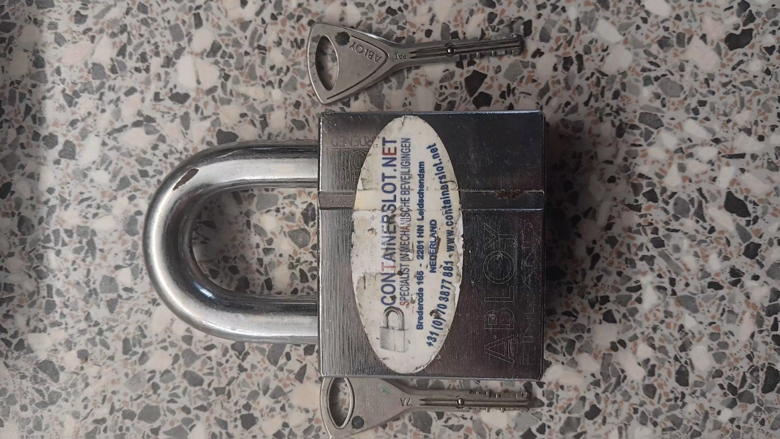 Abloy 358 Hangslot - Hoogbeveiligd met 2 Sleutels, Ophalen of Verzenden, Zo goed als nieuw, IJzer, Slot