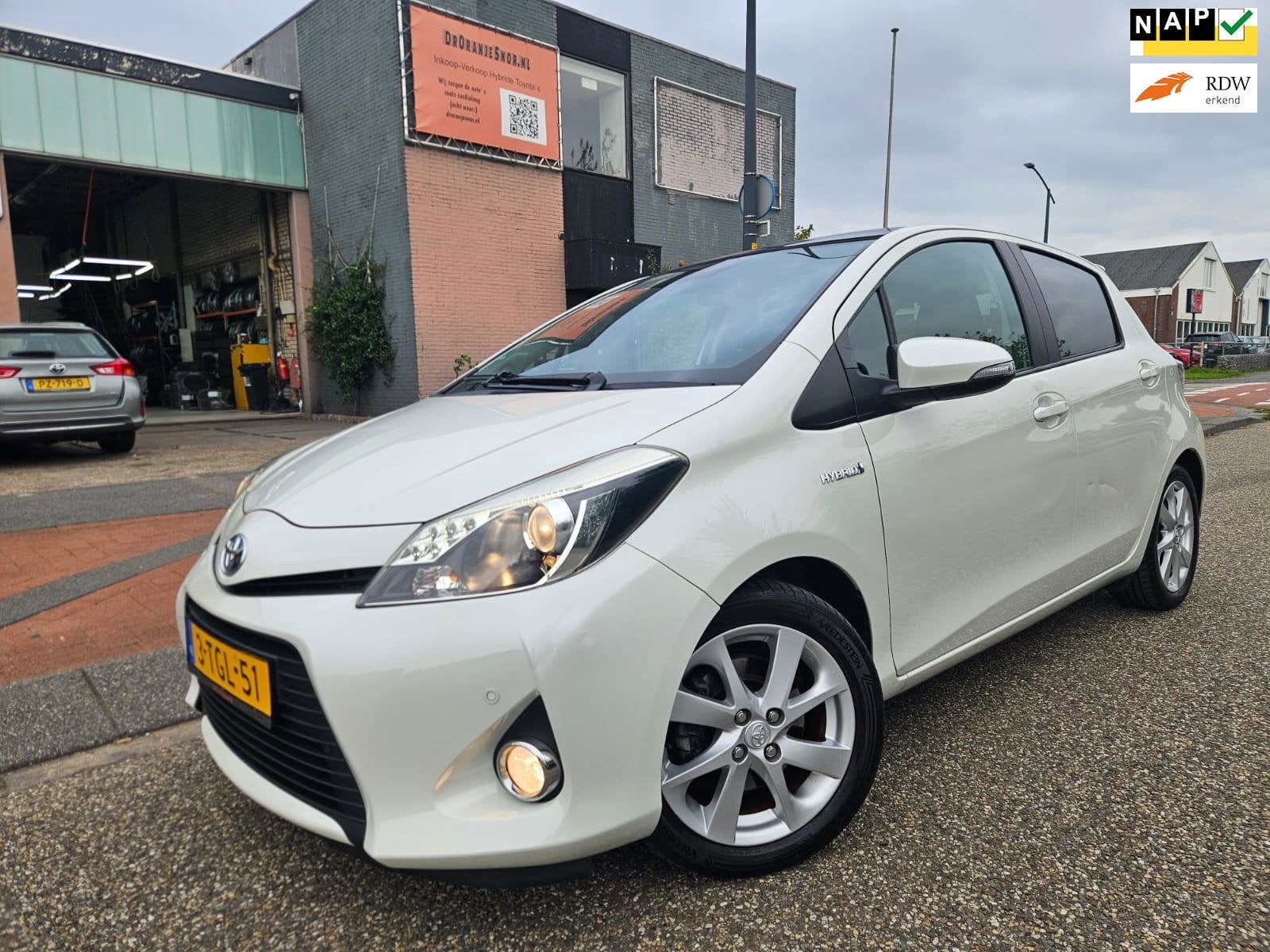 Toyota Yaris 1.5 Full Hybrid Dynamic+LPG GARANTIE, Auto's, Euro 5, 1497 cc, 4 cilinders, Leder en Stof