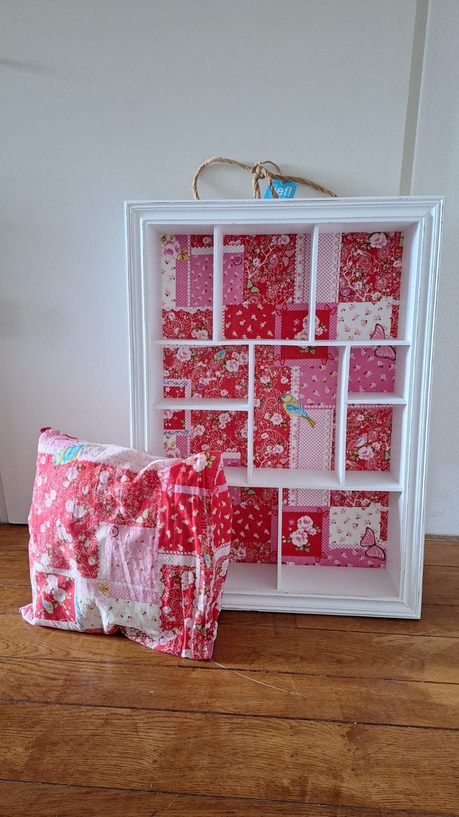 Decoratieve wandplank/vitrinekastje met roze/rode stof lief, Ophalen, Hout, Gebruikt, Meerkleurig
