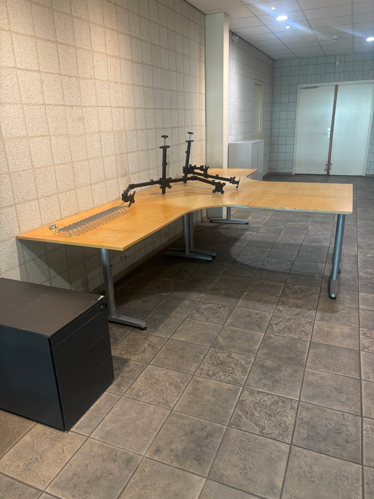 Twee grote hoekbureau met monitorsteunen, Ophalen, Gebruikt, Hout, Kabelgoot