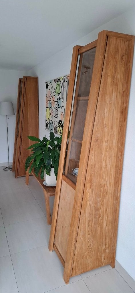 IVM EMIGRATIE TE KOOP: 2x mooie teak houten vitrine kasten, Ophalen, Met deur(en), 200 cm of meer, Teakhout