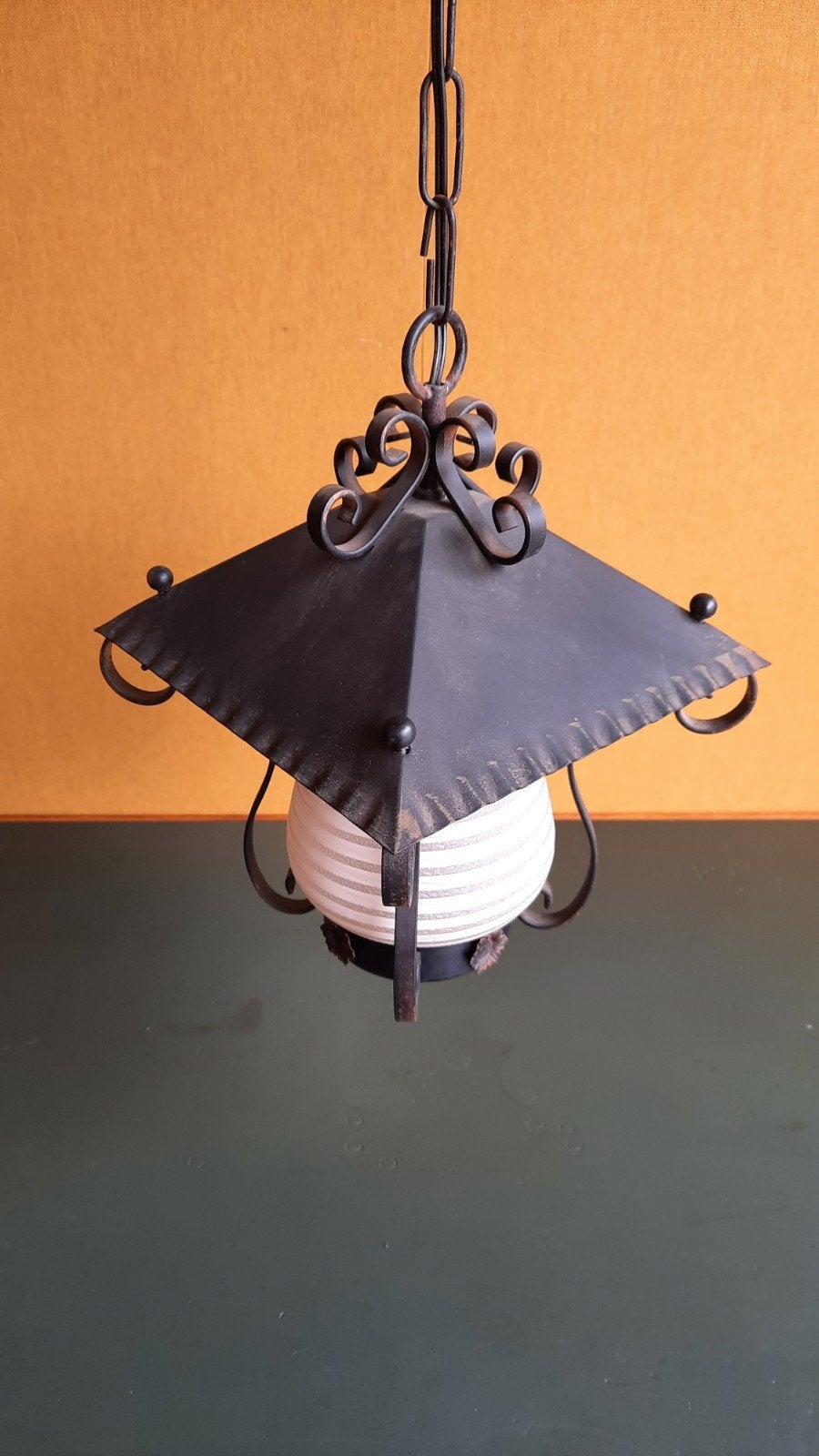 Vintage smeedijzeren lantaarntje, brocante hallampje, lamp, Gebruikt, Vintage, Ophalen of Verzenden, Metaal