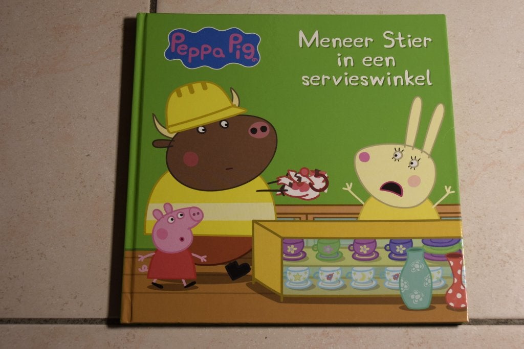 Peppa Pig Meneer Stier in een servieswinkel / Neville Astley, Ophalen of Verzenden, Zo goed als nieuw, Fictie algemeen, Voorleesboek