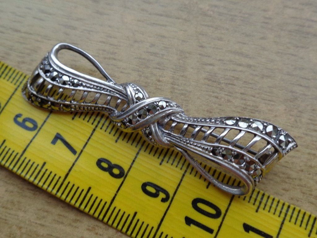 zilveren broche strik met makasiet steentjes [712], Met kristal, 4 tot 7 cm, Verzenden, Zo goed als nieuw