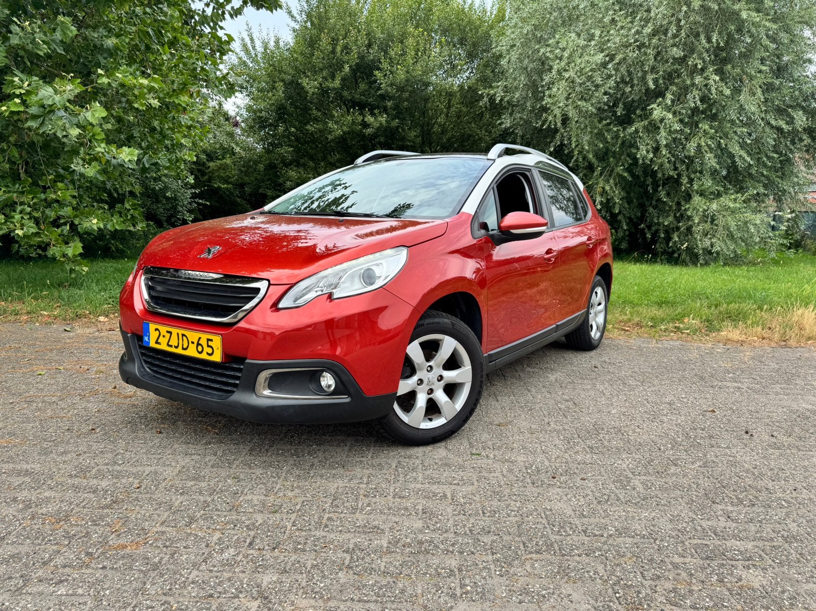 Peugeot 2008 1.2 E-vti 60KW Etg5 2015 Rood, Auto's, 40 €/maand, Zwart, 1199 cc, 770 kg