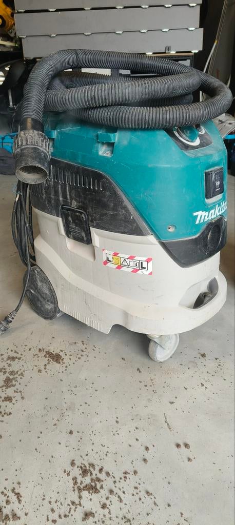 Zo goed als nieuwe Makita VC4210L stofzuiger incl. slang, Witgoed en Apparatuur, Stofzuigers, Ophalen, Zo goed als nieuw