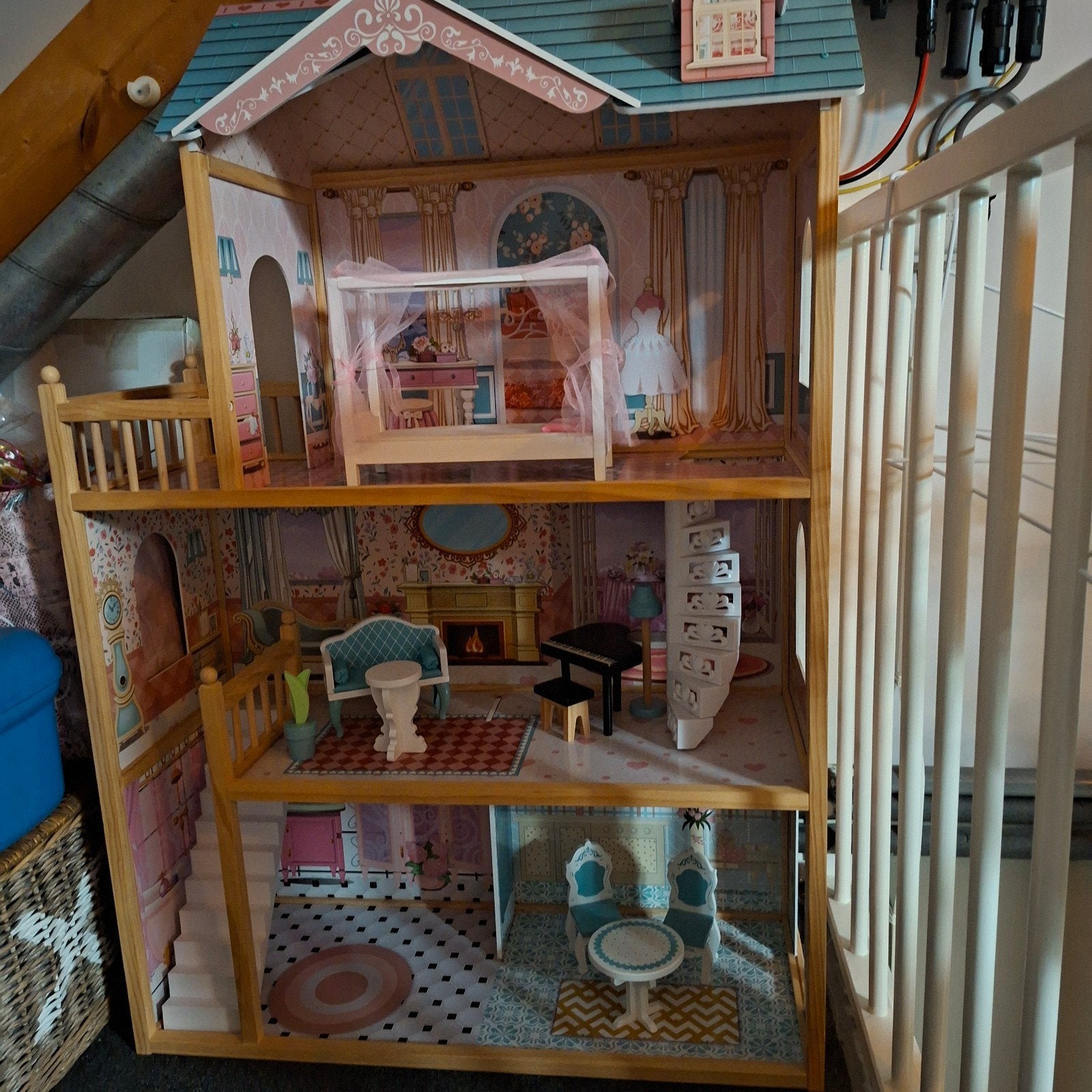 Groot Houten Poppenhuis met Meubels - Zo goed als nieuw, Ophalen