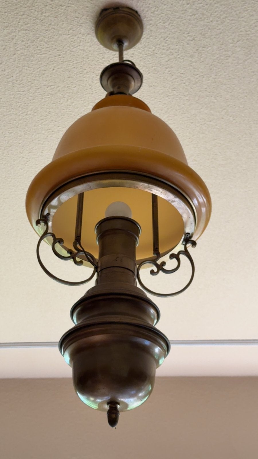 Antieke hanglamp met amberkleurige glazen kap, Antiek en Kunst, Antiek | Lampen, Ophalen