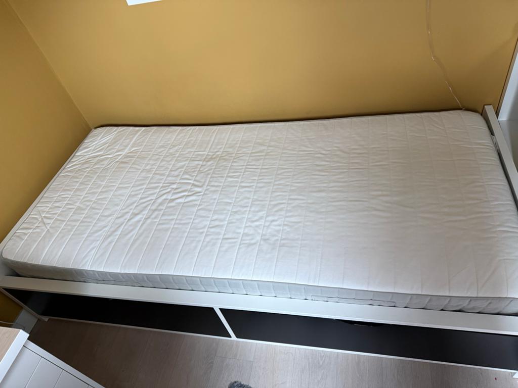 IKEA 1-persoonsbed met matras, Huis en Inrichting, Slaapkamer | Bedden, Gebruikt, Eenpersoons, 90 cm, 200 cm, Hout, Wit, Ophalen