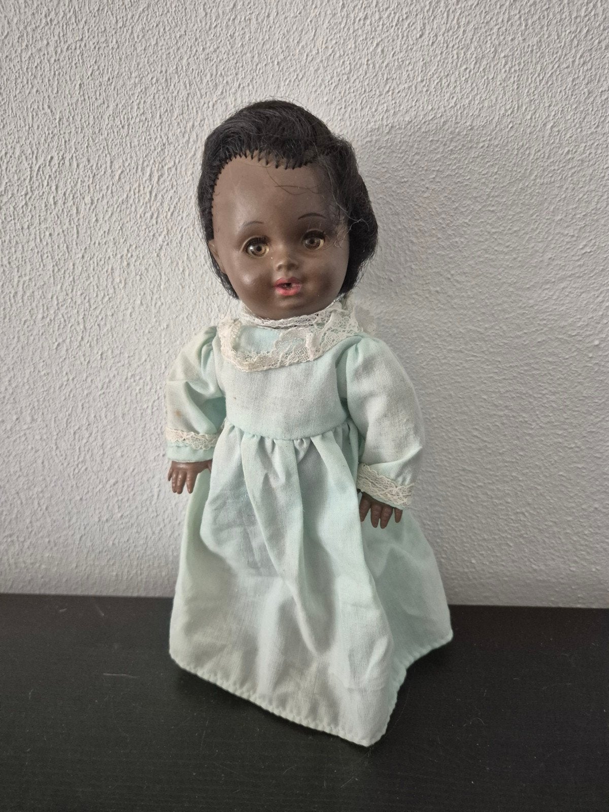Vintage Babypop - Zwart - Met Lichtblauw Jurkje, Ophalen of Verzenden, Gebruikt, Babypop