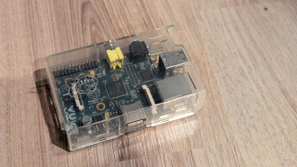 Raspberry Pi Model B in transparant behuizing, Hobby en Vrije tijd, Elektronica-componenten, Ophalen of Verzenden