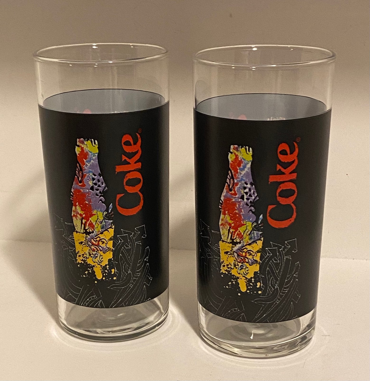 2 Coca-cola glazen (zwart met gekleurd flesje). H.13 cm., Ophalen of Verzenden, Zo goed als nieuw, Frisdrankglas