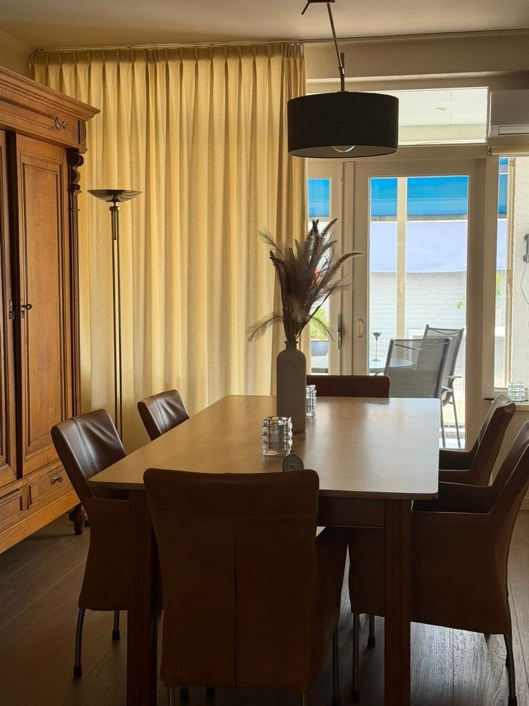 Prachtige eethoek: eikenhouten tafel + 6 lederen stoelen, Ophalen