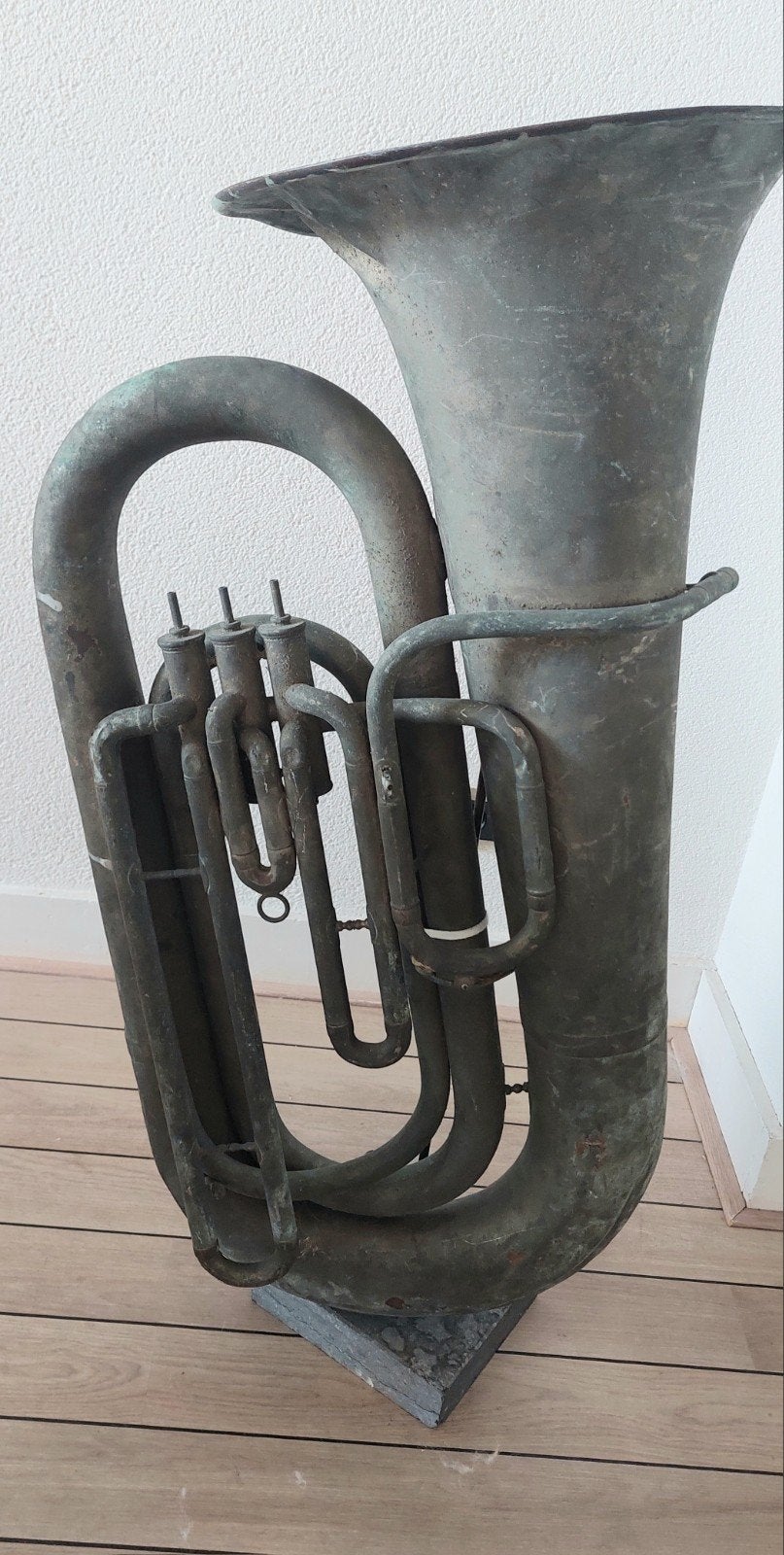 Oude decoratieve Tuba met standaard, Ophalen, Gebruikt
