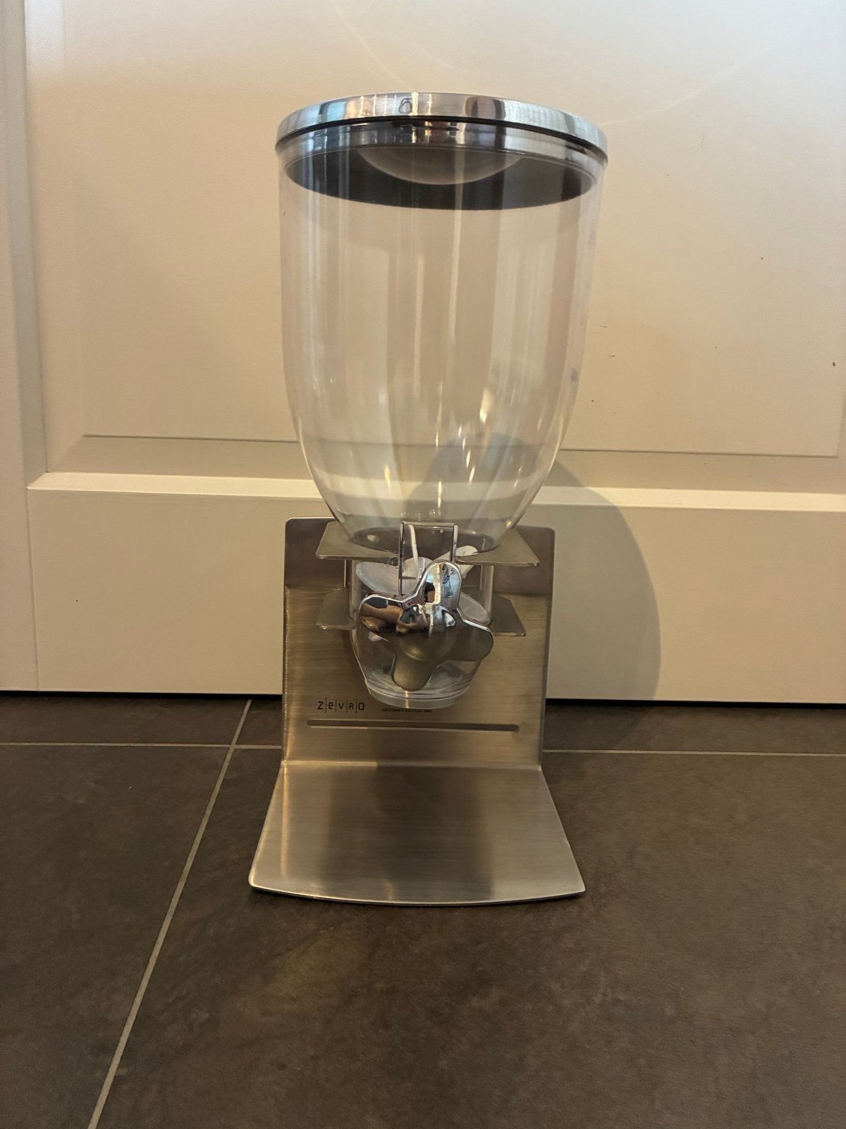 Zevro Designer Edition SNG graandispenser pinda/ snoep, Overige typen, Zilver, Ophalen of Verzenden, Zo goed als nieuw
