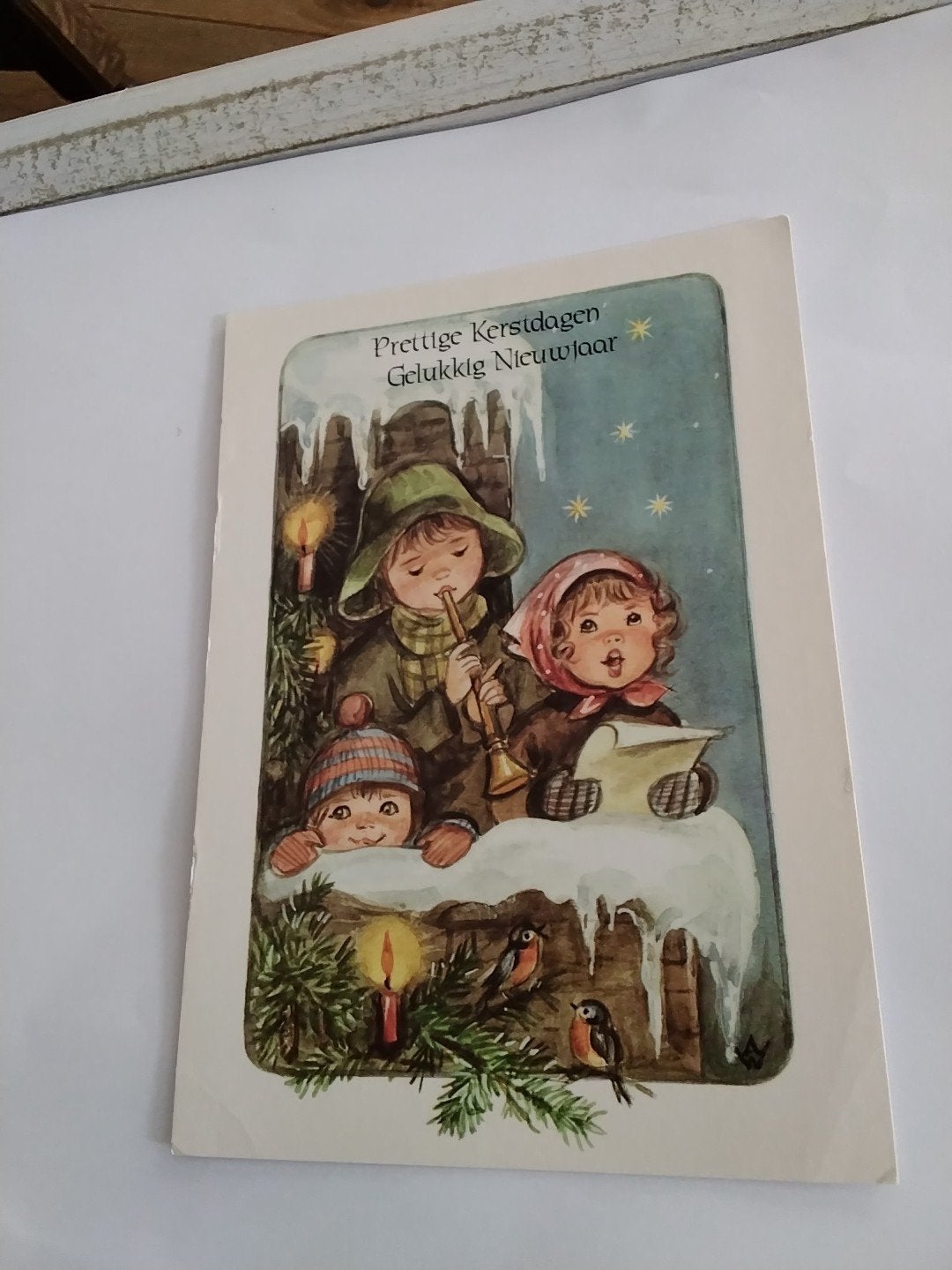 Vintage Kerstkaart: Vrolijke Kinderen met Muziek en Zang, Ophalen of Verzenden, 1960 tot 1980, Gelopen, Feest(dag)