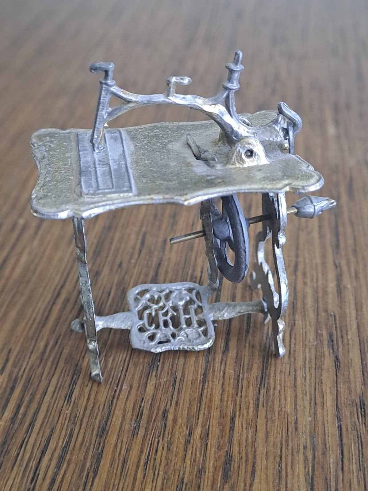 Prachtige minatuur naaimachine 5,5cm hoog, Antiek en Kunst, Antiek | Naaimachines, Ophalen of Verzenden