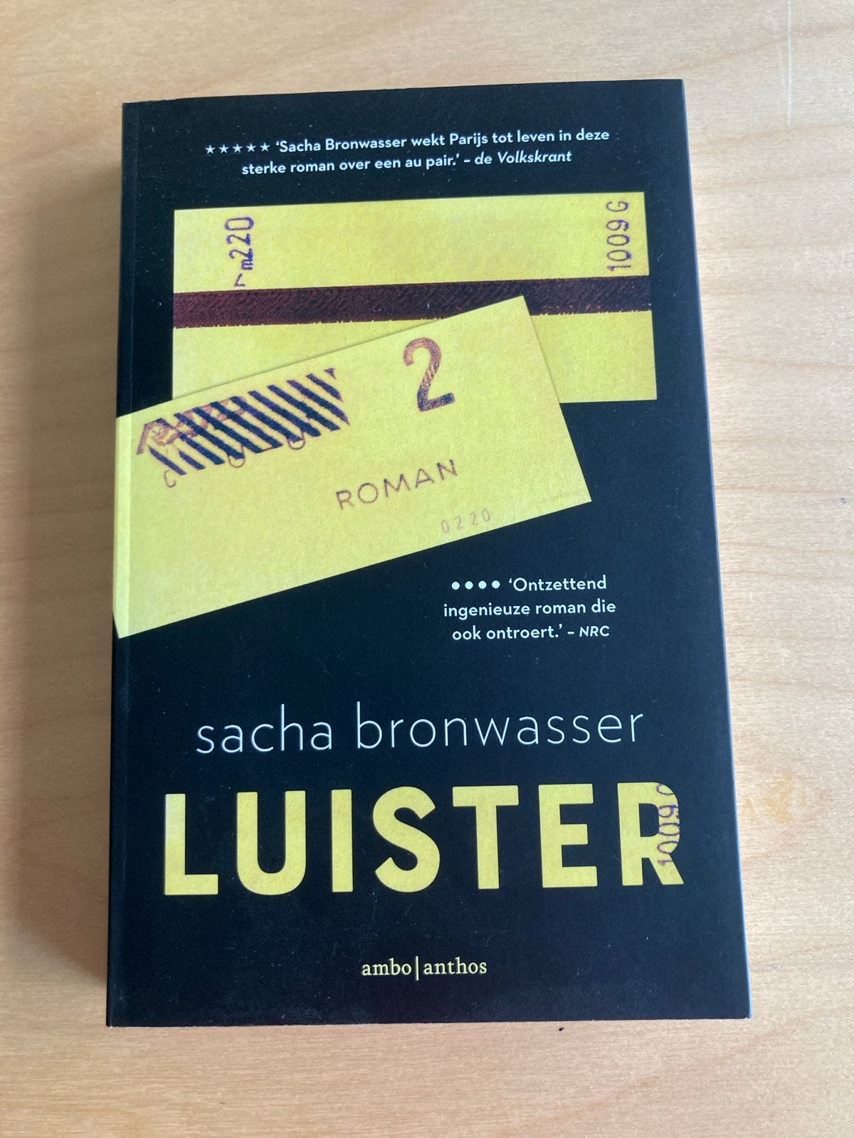 Luister - Sacha Bronwasser (Roman), Ophalen of Verzenden, Zo goed als nieuw, Nederland