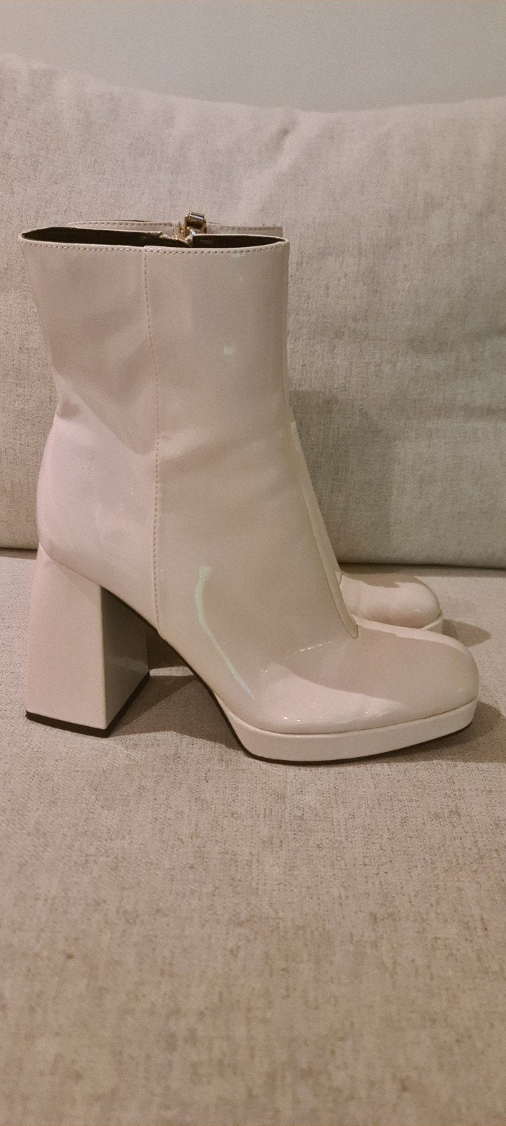 Laklaarzen 40 Bershka beige hoge hakken laarzen lak zgan, Kleding | Dames, Schoenen, Beige, Lage of Enkellaarzen, Zo goed als nieuw