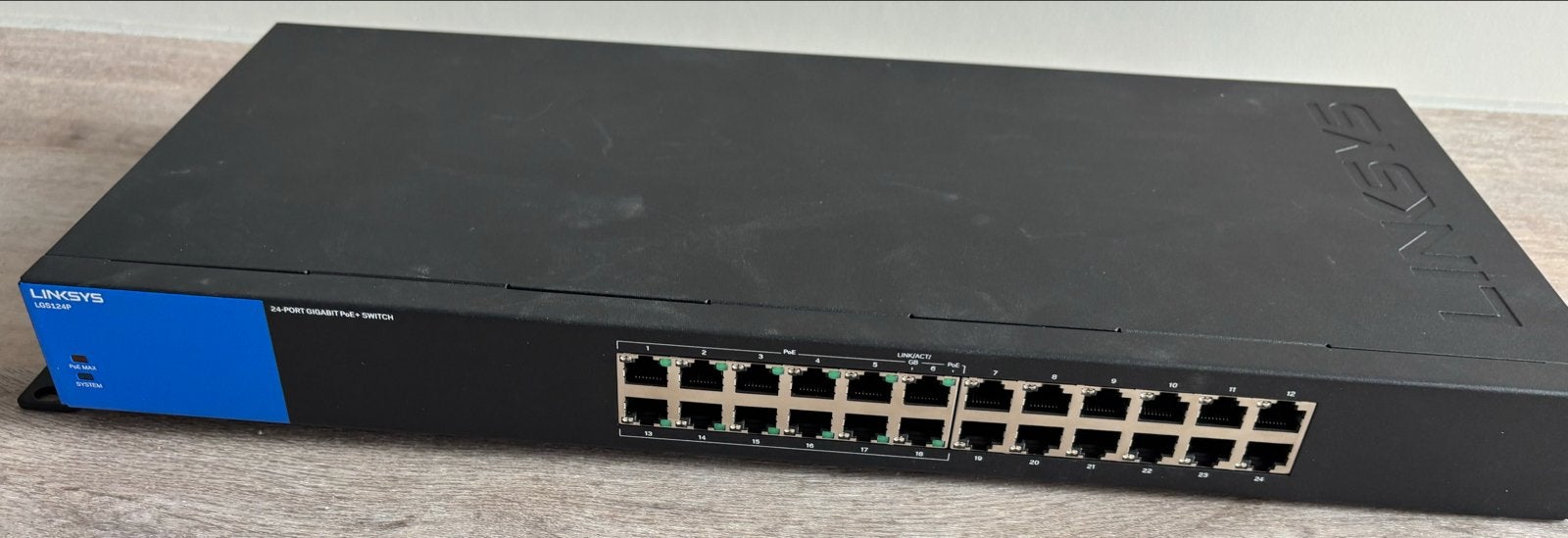 Linksys LGS124P 24-poorts Gigabit PoE+ Switch, Computers en Software, Netwerk switches, Ophalen of Verzenden, Zo goed als nieuw