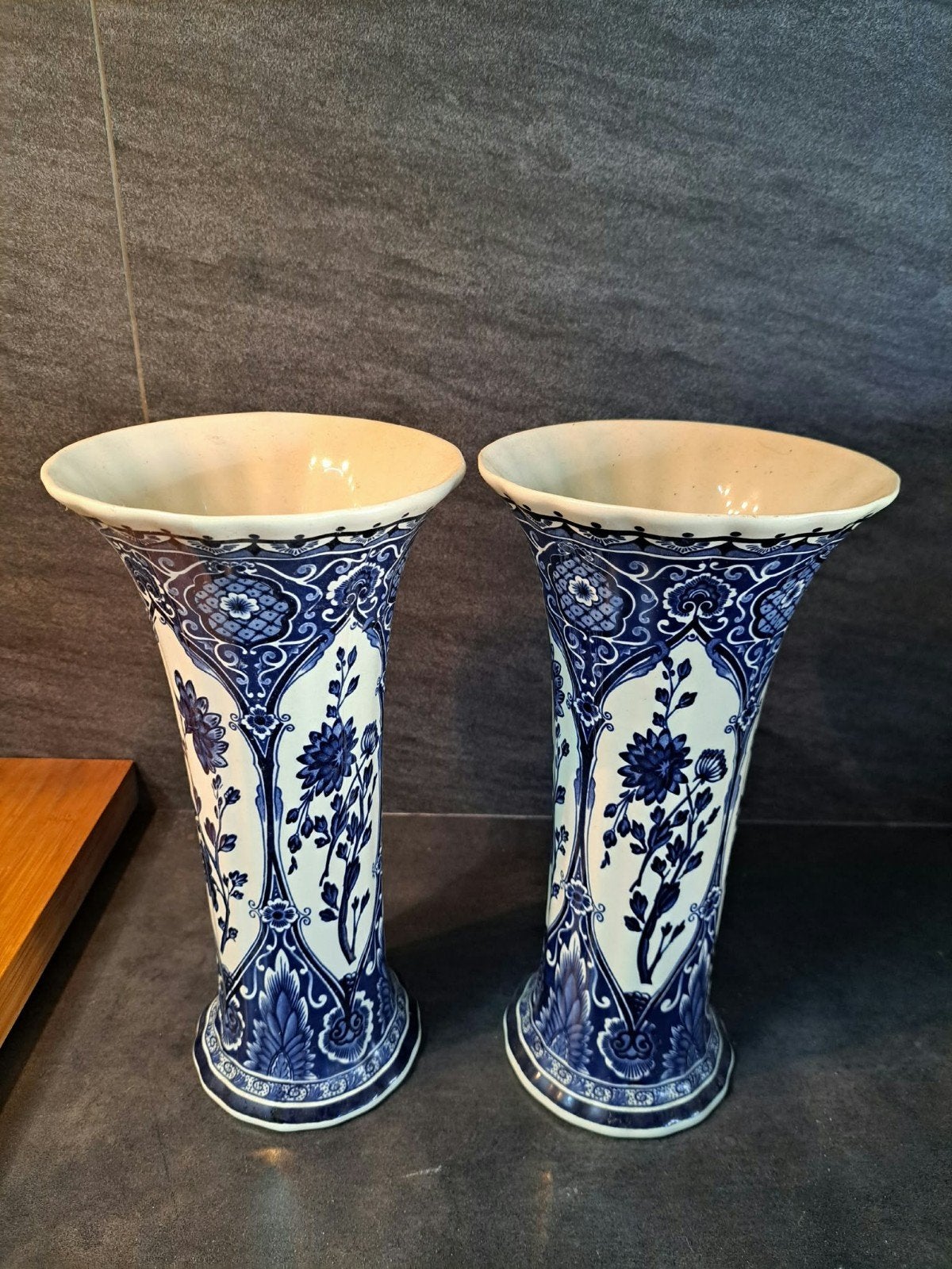 Prachtig Delfts Blauw Vazenpaar - Handgeschilderd, Antiek en Kunst, Ophalen of Verzenden