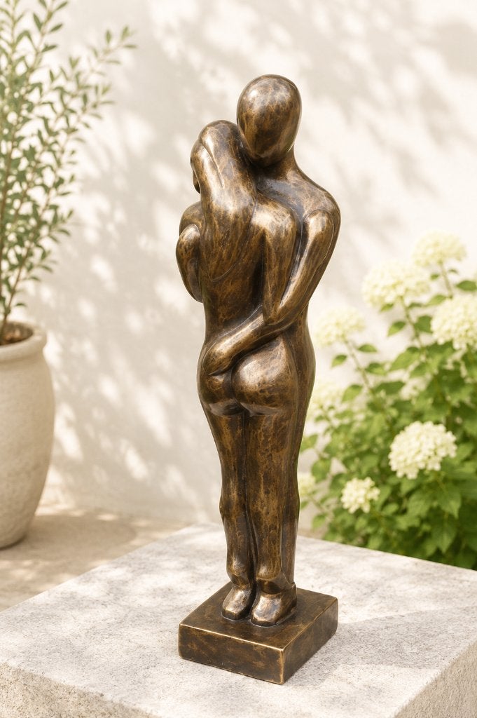 OMHELZING/ bronzen tuinbeeld / liefde / 45 cm hoog