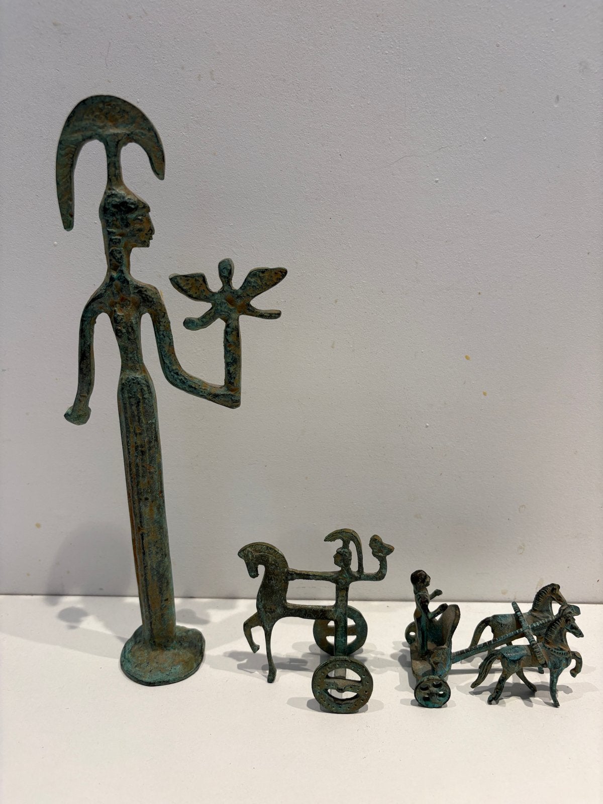 Antieke bronzen beeldjes: godin en strijdwagens, Ophalen of Verzenden, 20 - 50 cm, Scène, Beeld