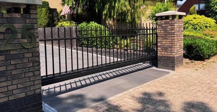 Vrijdragende Schuifpoort - Strak Model, Tuin en Terras, Tuinhekken en Hekwerk, Ophalen, Met poort, Overige typen, Nieuw