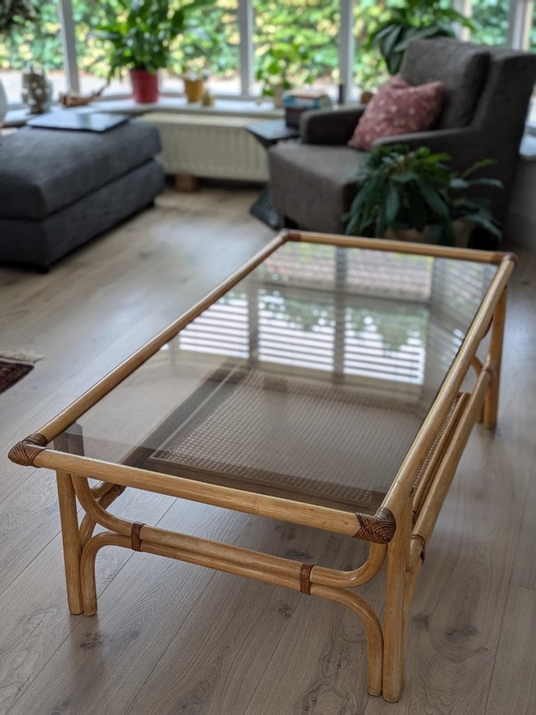 Vintage rotan/bamboe salontafel met rookglas – 140 x 71,5 cm, Huis en Inrichting, Ophalen, Vintage rotan/bamboe salontafel met rookglas met jaren 70-model