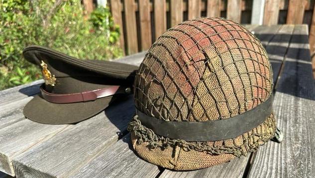 Orginele Militaire helm + Nederlandse pet, Ophalen of Verzenden, Landmacht, Nederland, Helm of Baret