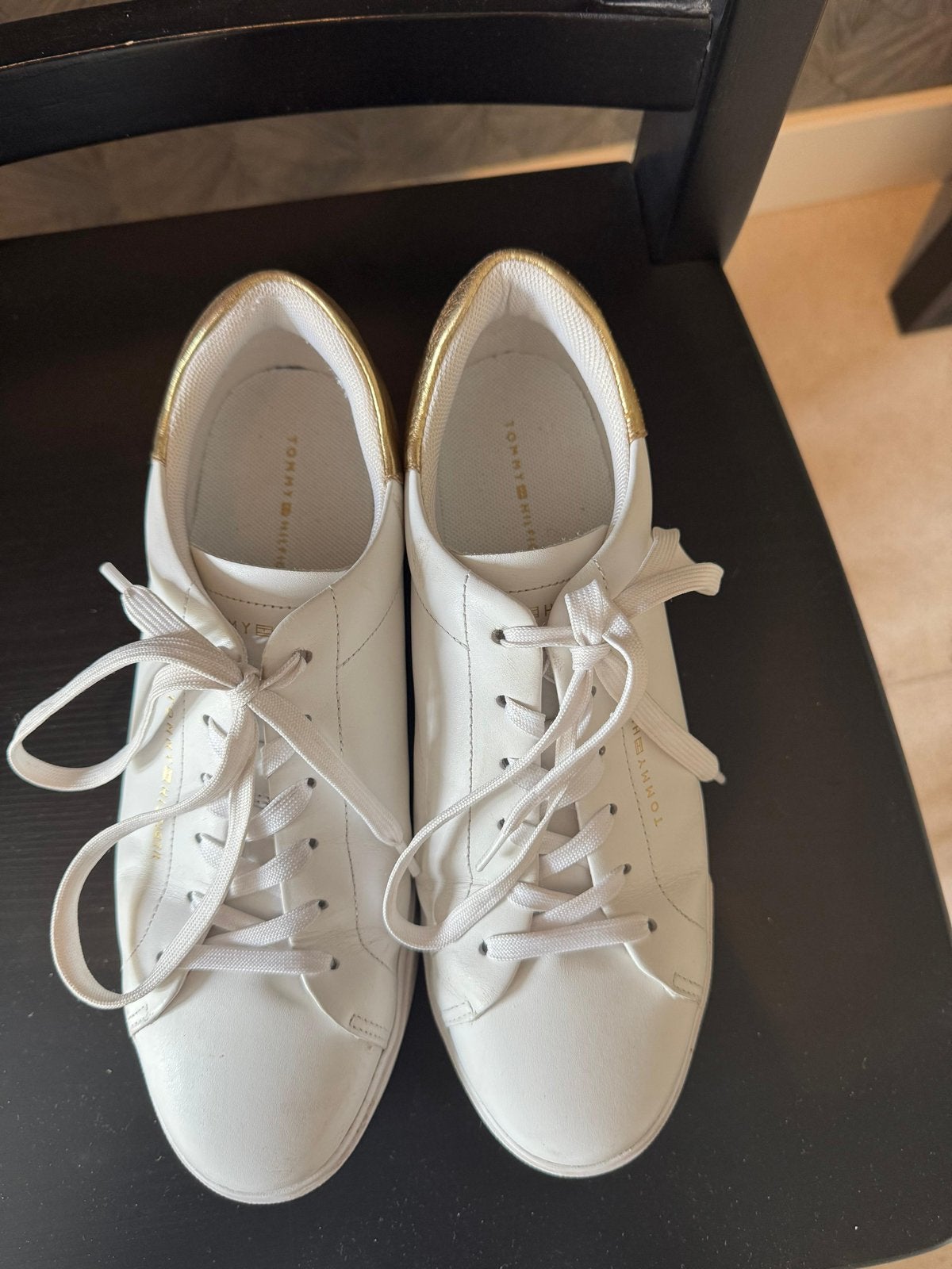 Witte Tommy Hilfinger sneakers aangebode, Kleding | Dames, Schoenen, Ophalen, Zo goed als nieuw, Wit, Sneakers of Gympen