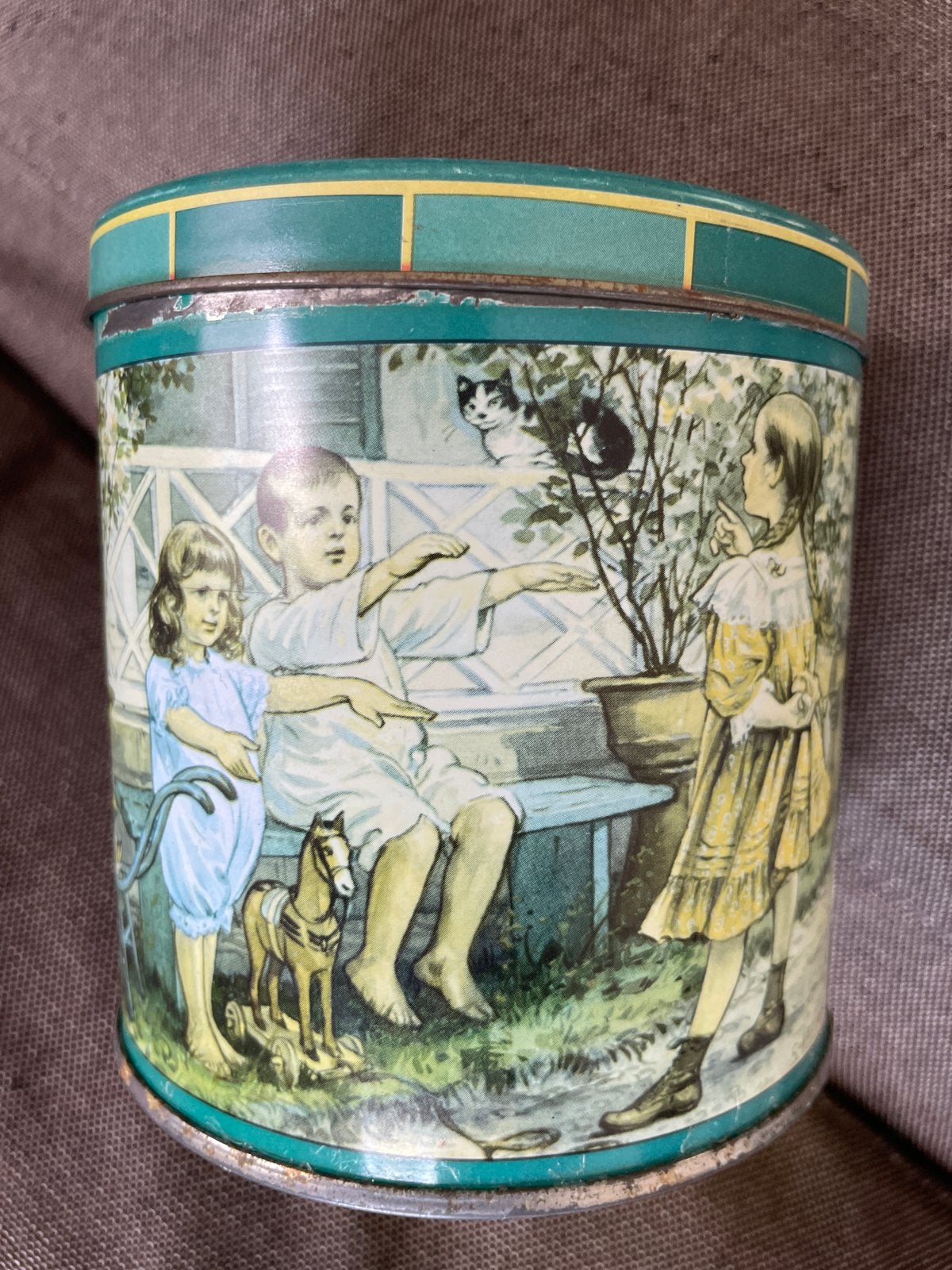 Vintage blikken trommel met kinderillustratie, Ophalen of Verzenden, Gebruikt, Koek(jes), Overige merken