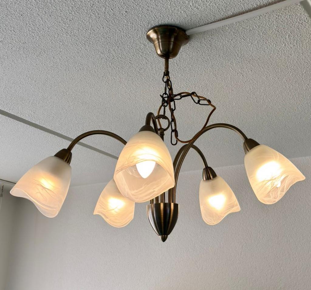 Klassieke bronzen hanglamp met 5 glazen kappen, Ophalen of Verzenden, Zo goed als nieuw, Glas, 50 tot 75 cm