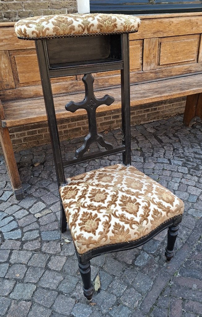 Antieke bidstoel met kruismotief en gestoffeerde zitting, Ophalen