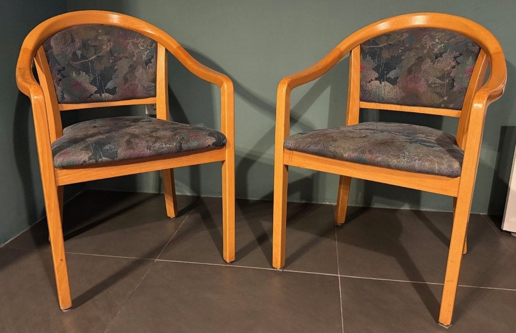 Twee houten stoelen met stoffen bekleding, Ophalen of Verzenden