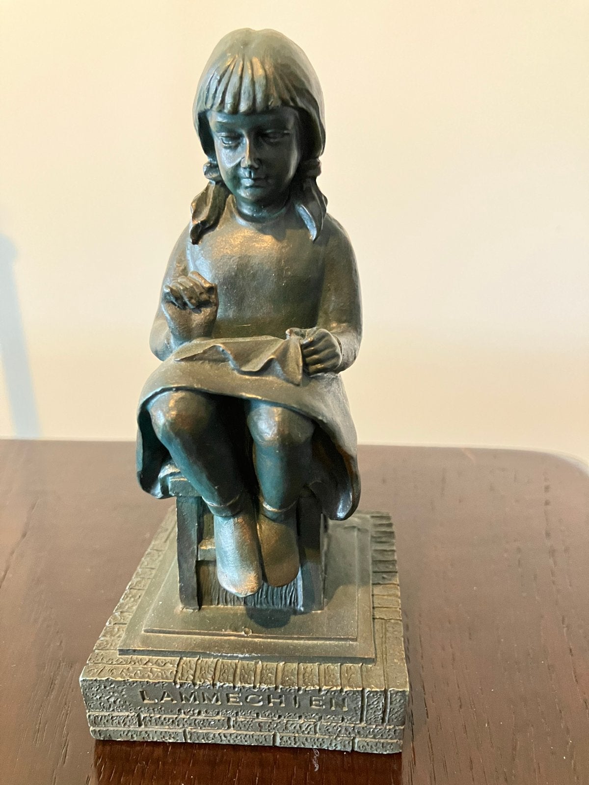 Bronzen beeldje (gips)van meisje aan het naaien, Ophalen, Minder dan 20 cm, Brons, Gemerkt