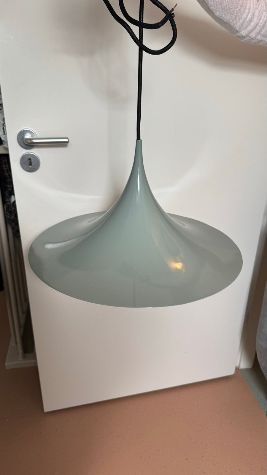 Twee Gubi Semi hanglampen 47cm glossy blauw-grijs heksenhoed, Huis en Inrichting, Lampen | Hanglampen, Ophalen, Zo goed als nieuw
