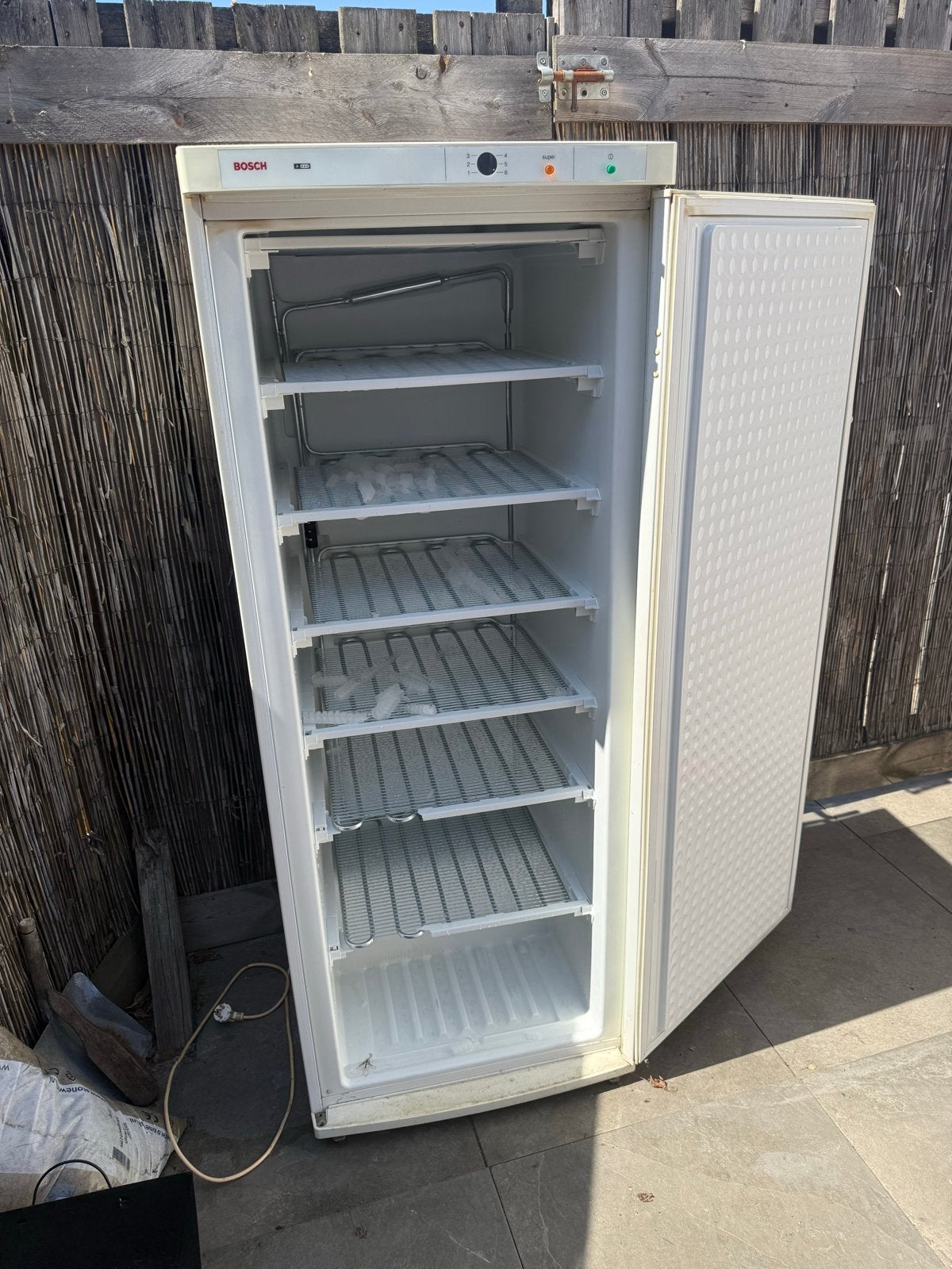 Bosch vriezer - defect, Witgoed en Apparatuur, Koelkasten en IJskasten, Ophalen, 200 liter of meer, 60 cm of meer, Met aparte vriezer