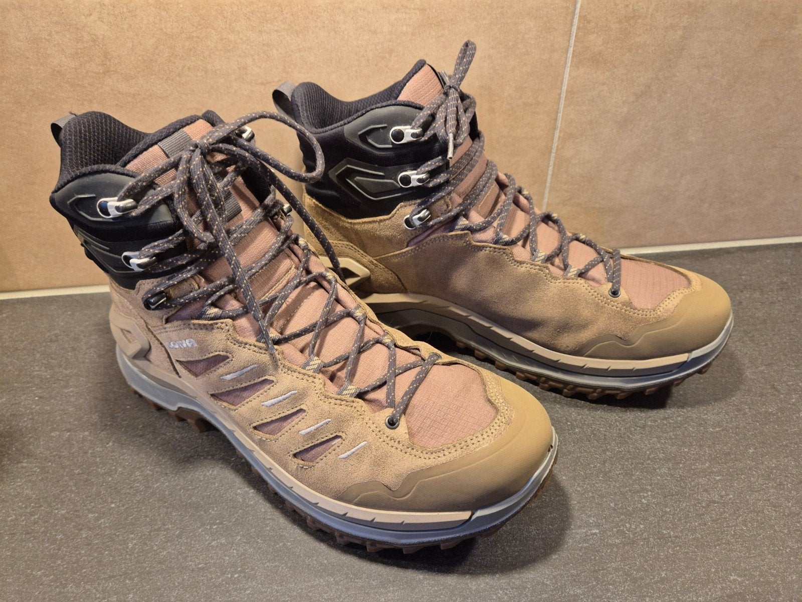 Lowa Innovo  maat 44.5 Gtx mid Dune/Grey heren nieuwsta, Ophalen of Verzenden, Zo goed als nieuw, Schoenen