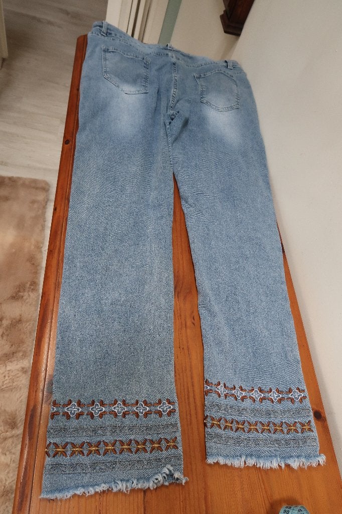 nieuwe jeans enkelhoogte met borduursels xxl, Ophalen of Verzenden, Nieuw, Blauw, Overige jeansmaten
