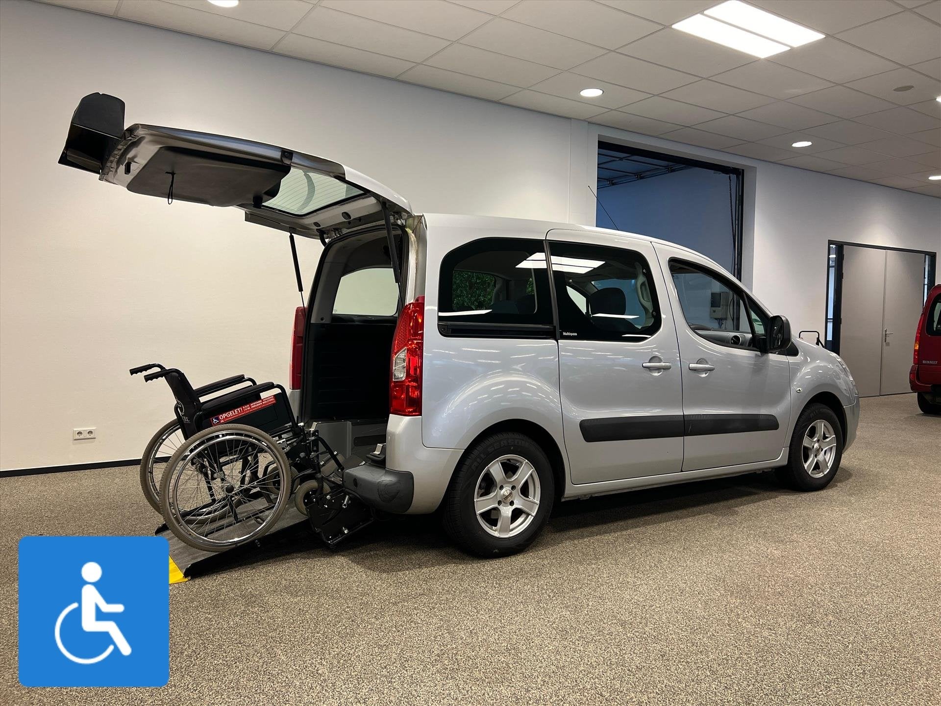 Citroen Berlingo Rolstoelauto 3+1 of 5+0 (airco) - VERWACHT, Auto's, Gebruikt, 98 pk, Handgeschakeld, Grijs