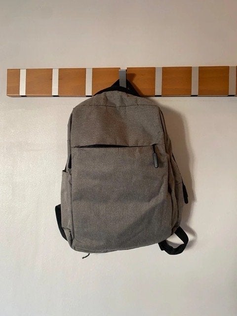 Light grey backpack with built-in USB charging extension, Gebruikt, 25 tot 40 cm, Ophalen of Verzenden, Overige merken