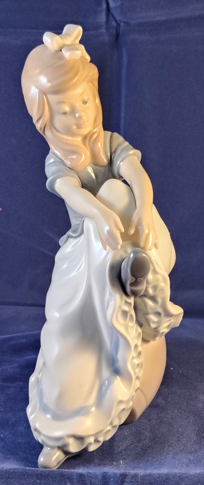 NAO Lladro 479 "Tying My Shoe" Meisje Porseleinen Beeldje, Ophalen of Verzenden, Zo goed als nieuw, Mens