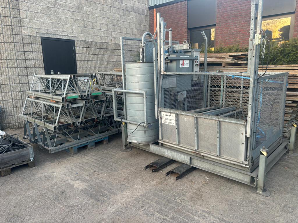 De Jong Holland Bouwlift MP50 - 2005 - 500 kg - 25 mastdeel, Doe-het-zelf en Verbouw, Bouwliften, Ophalen, Zo goed als nieuw, Bouwlift