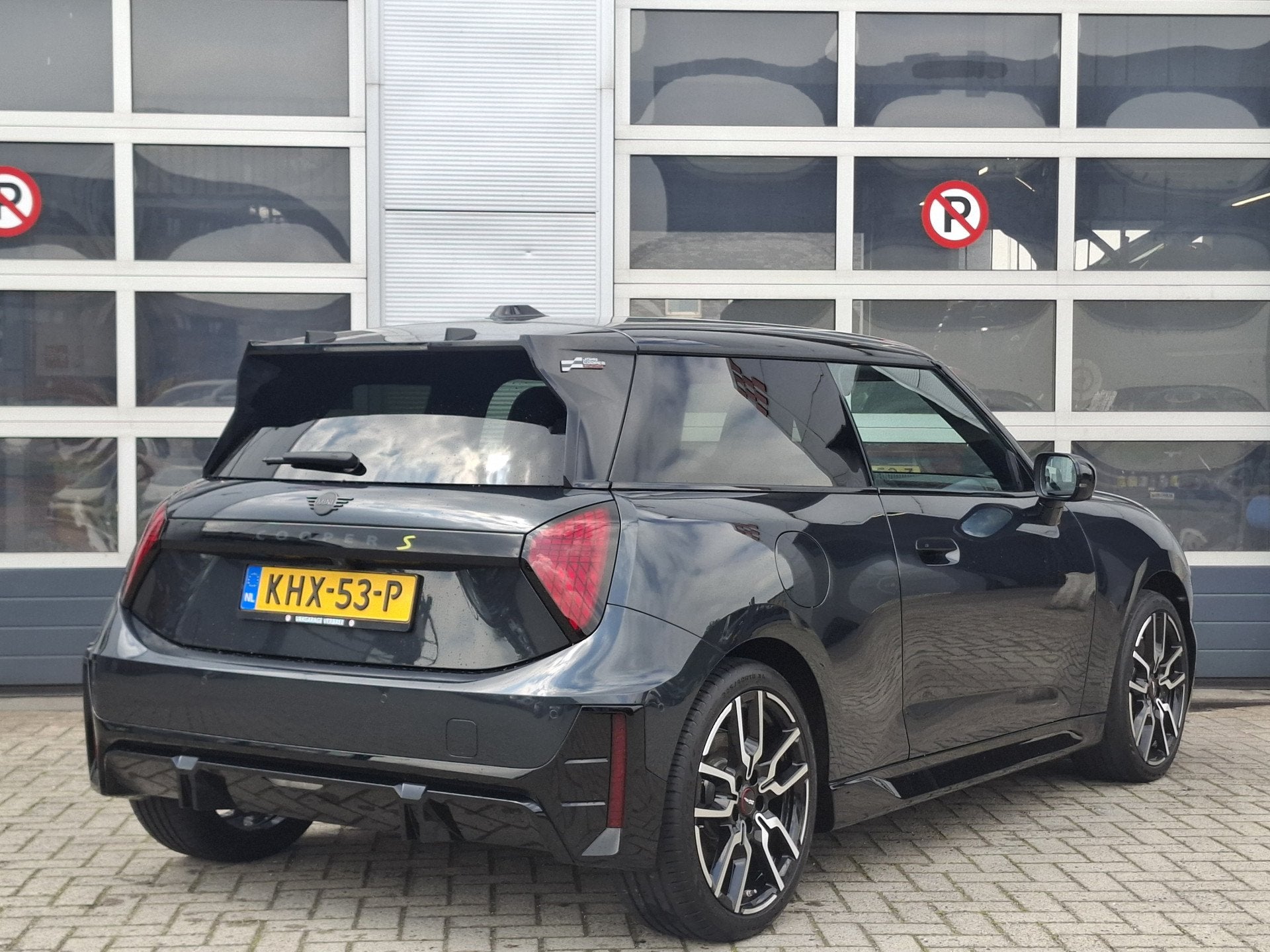 MINI 3-deurs Cooper SE John Cooper Works 54.2 kWh | XL Trim, 12 maanden, Gebruikt, Zwart, 4 stoelen