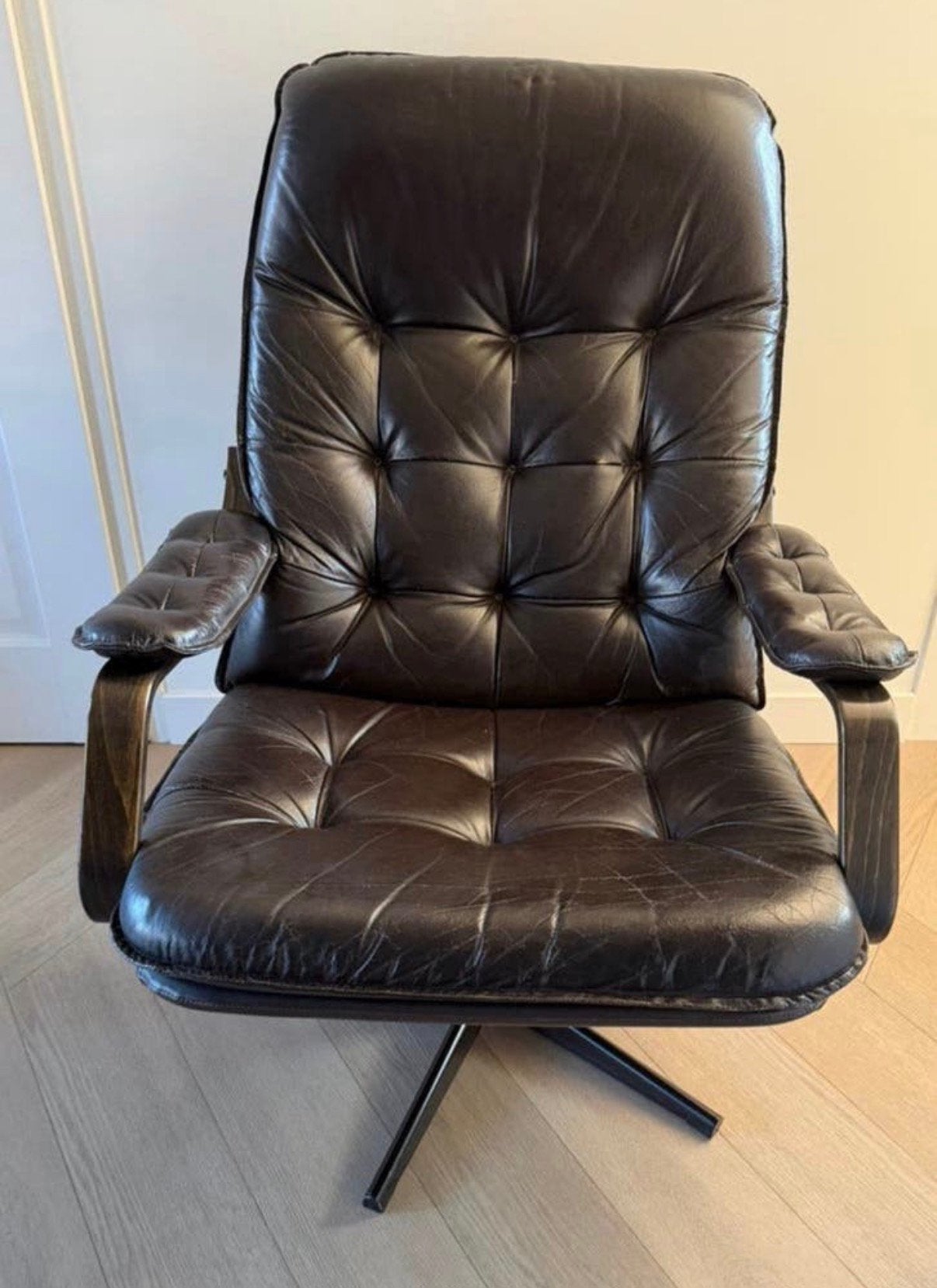Vintage Scandinavische draaifauteuil, Ophalen, Minder dan 75 cm, Leer, Zo goed als nieuw