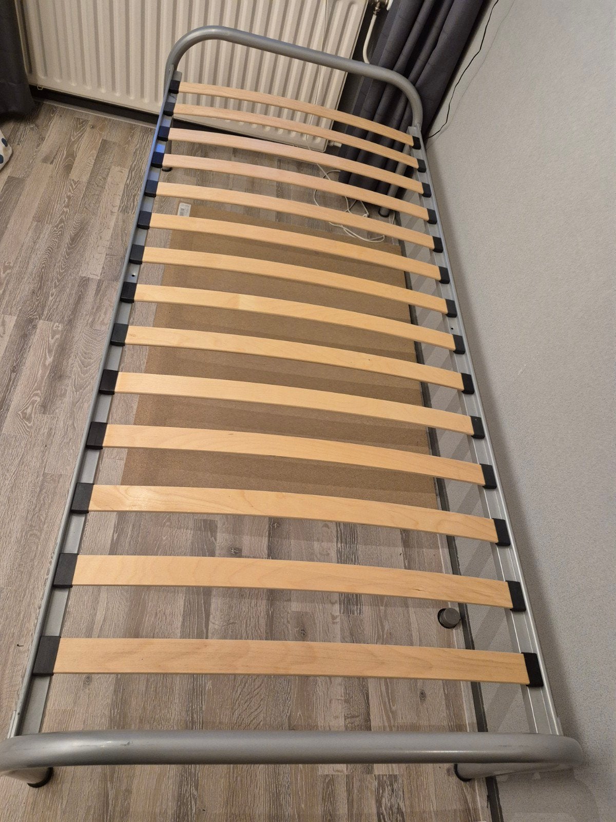 Eenpersoonsbed (90x200 cm) met lattenbodem - Metaal, Grijs, Ophalen, Gebruikt, 90 cm, 200 cm