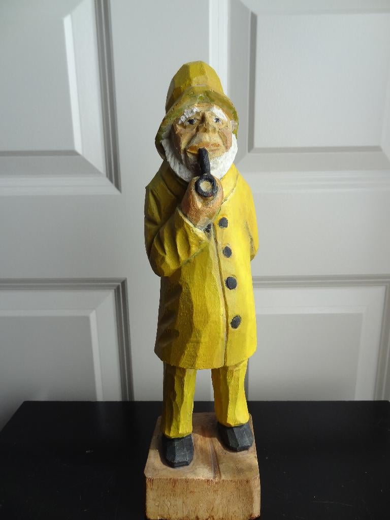 houten handsnijwerk beeld man / visser in gele regenjas, Houtsnijwerk, Ophalen of Verzenden, Handgemaakt, 20 - 50 cm